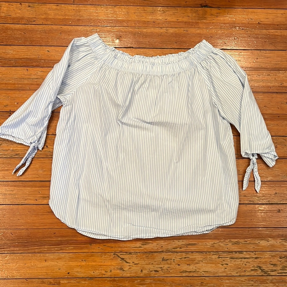 Striped tie sleeve blouse.